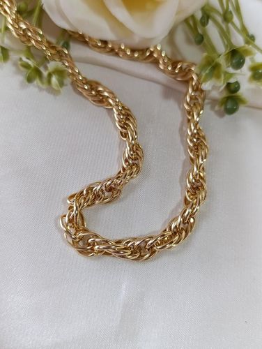 Colar dourado elos entrelaçado