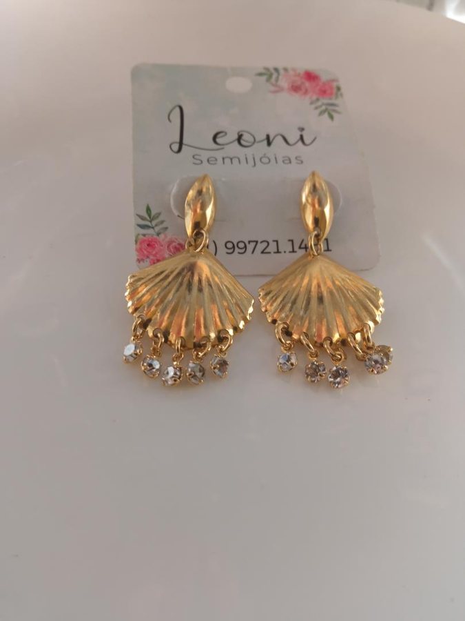 Brinco ouro concha pedras