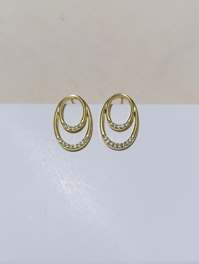 Brinco ouro oval meio cravejado