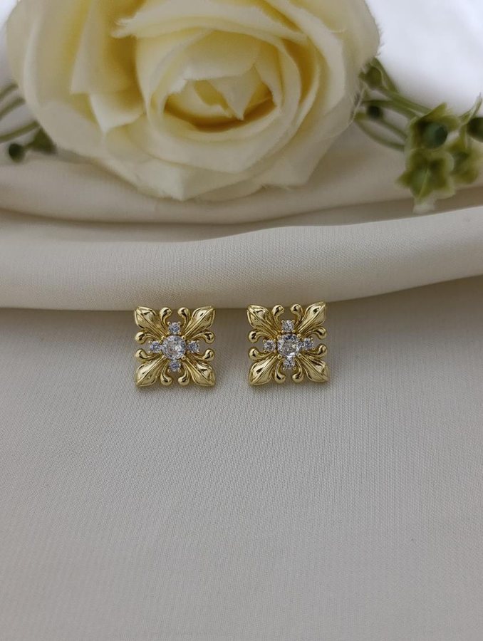 Brinco ouro flor de liz com zirconia