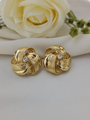 Brinco ouro entrelaçados zirconia no centro